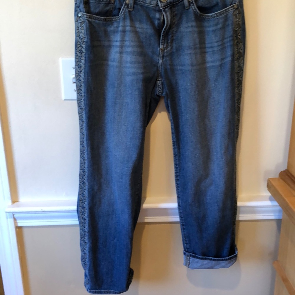 Ankle length jeans.